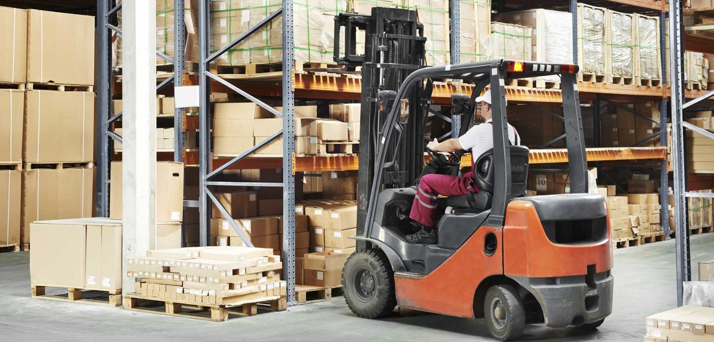 Carretilla elevadora en almacén industrial