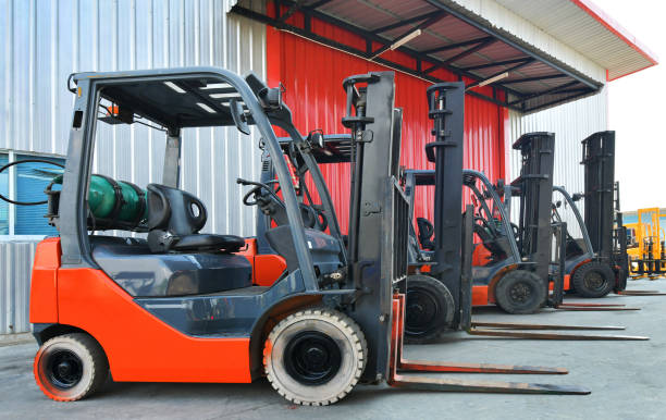 Nave logística con carretillas elevadoras